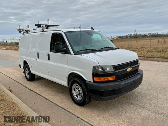 ✅ 2020 Chevrolet Express Cargo • VIN: 1GCWGAFP9L1210191 • Lot: 94977915. Listed on Copart with 180,894 mi. Free auction sales archive from the USA and detailed vehicle history report at DreamBid. Image 1.