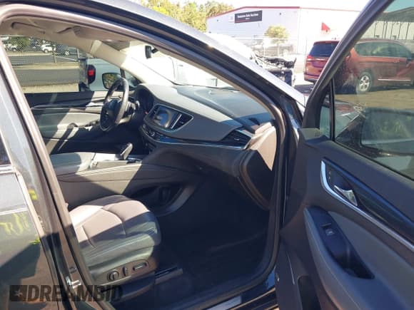 ✅ 2018 Buick Enclave Premium • VIN: 5GAERCKW0JJ236871 • Lot: 43479964. Wystawiony na IAAI z przebiegiem 82 648 mil. Bezpłatny archiwum sprzedaży aukcyjnych z USA i szczegółowy raport historii pojazdu na DreamBid. Zdjęcie 5.