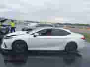 2025 Toyota Camry LE z VIN 4T1DAACK6SU606394, wystawiony jako IAAI lot #43223731 z przebiegiem 2 874 mil mil oraz . Historia ofert i sprzedaży dostępna na DreamBid. Obrazek 14.