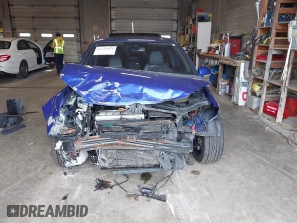 ✅ 2008 Volkswagen R32 • VIN: WVWKC71K48W037974 • Лот: 42107074. Опубликован ранее на IAAI с пробегом 197 262 миль. Бесплатный доступ к архиву аукционных продаж из США и подробный отчёт об истории автомобиля на DreamBid. Изображение 13.