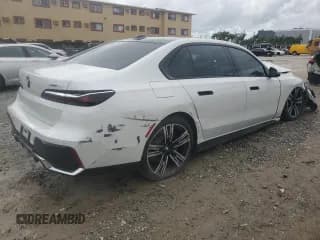 ✅ 2023 BMW i7 xDrive60 • VIN: WBY53EJ05PCN64145 • Lot: 85737755. Wystawiony na Copart z przebiegiem 14 879 mil. Bezpłatny archiwum sprzedaży aukcyjnych z USA i szczegółowy raport historii pojazdu na DreamBid. Zdjęcie 3.