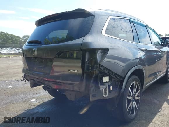 ✅ 2019 Honda Pilot Touring 8-Passenger • VIN: 5FNYF5H95KB010979 • Lot: 43285702. Listed on IAAI with 147,812 mi. Free auction sales archive from the USA and detailed vehicle history report at DreamBid. Image 16.