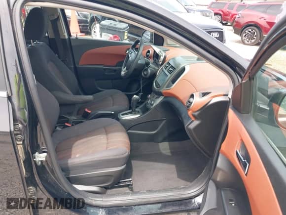 2015 Chevrolet Sonic LT z VIN 1G1JC6SB0F4157826, wystawiony jako IAAI lot #42503574 z przebiegiem 101 437 mil mil oraz . Historia ofert i sprzedaży dostępna na DreamBid. Obrazek 5.