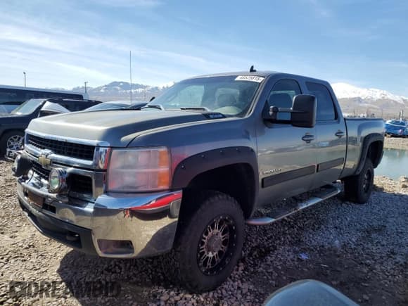 ✅ 2007 Chevrolet Silverado 2500HD 2LT • VIN: 1GCHK23K77F527420 • Lot: 48525815. Wystawiony na Copart z przebiegiem 253 826 mil. Bezpłatny archiwum sprzedaży aukcyjnych z USA i szczegółowy raport historii pojazdu na DreamBid. Zdjęcie 1.