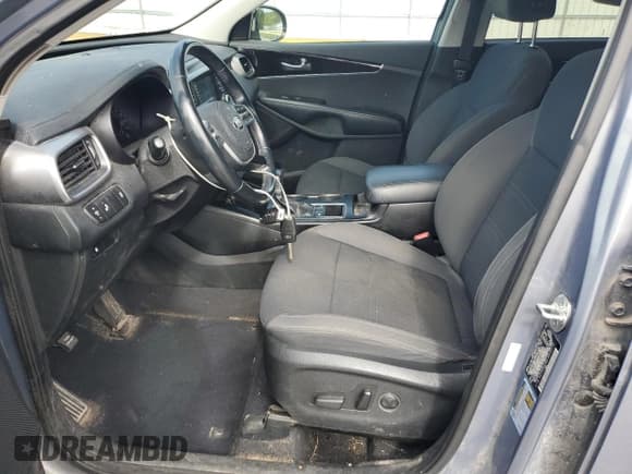 ✅ 2020 Kia Sorento LX • VIN: 5XYPG4A36LG633112 • Лот: 84781185. Опубликован ранее на Copart с пробегом 111 053 миль. Бесплатный доступ к архиву аукционных продаж из США и подробный отчёт об истории автомобиля на DreamBid. Изображение 7.