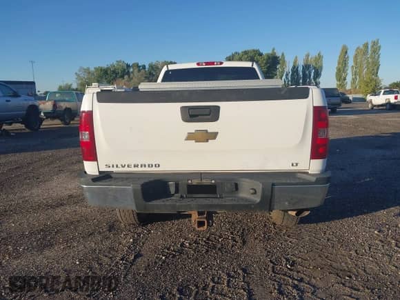 2008 Chevrolet Silverado 2500HD Work Truck z VIN 1GCHK24KX8E145291, wystawiony jako IAAI lot #43230874 z przebiegiem 202 593 mil mil oraz . Historia ofert i sprzedaży dostępna na DreamBid. Obrazek 16.