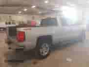 2018 Chevrolet Silverado 1500 LT z VIN 1GCVKREC6JZ298381, wystawiony jako IAAI lot #43383942 z przebiegiem 101 454 mil mil oraz . Historia ofert i sprzedaży dostępna na DreamBid. Obrazek 4.