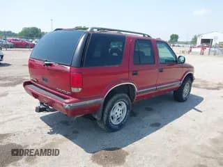 ✅ 1997 Chevrolet Blazer LS • VIN: 1GNDT13W6V2243751 • Lot: 42437683. Wystawiony na IAAI z przebiegiem 148 262 mil. Bezpłatny archiwum sprzedaży aukcyjnych z USA i szczegółowy raport historii pojazdu na DreamBid. Zdjęcie 4.