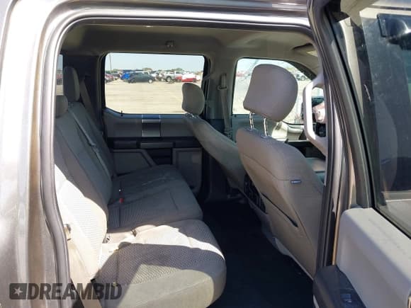 ✅ 2017 Ford F-150 XL • VIN: 1FTEW1CF2HKC53850 • Lot: 41996911. Wystawiony na IAAI z przebiegiem 234 649 mil. Bezpłatny archiwum sprzedaży aukcyjnych z USA i szczegółowy raport historii pojazdu na DreamBid. Zdjęcie 8.