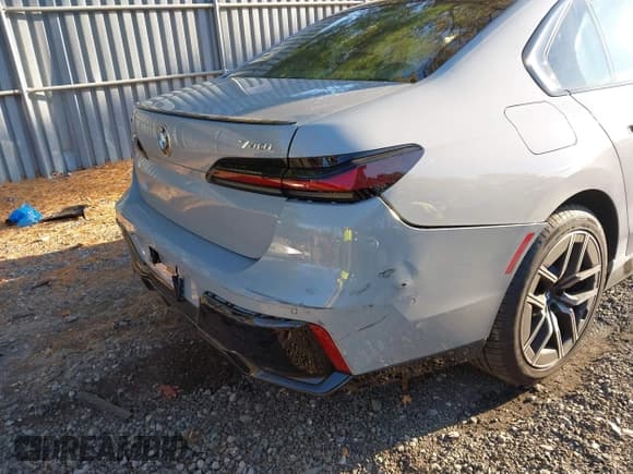 ✅ 2025 BMW 7 Series 740i xDrive • VIN: WBA33EH0XSCU64997 • Lot: 43517267. Wystawiony na IAAI z przebiegiem 8 443 mil. Bezpłatny archiwum sprzedaży aukcyjnych z USA i szczegółowy raport historii pojazdu na DreamBid. Zdjęcie 17.