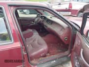 ✅ 1997 Lincoln Town Car Cartier • VIN: 1LNLM83W8VY613438 • Лот: 42751827. Опубликован ранее на IAAI с пробегом 99 699 миль. Бесплатный доступ к архиву аукционных продаж из США и подробный отчёт об истории автомобиля на DreamBid. Изображение 5.