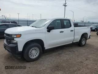 2020 Chevrolet Silverado 1500 Work Truck z VIN 1GCRYAEFXLZ275653, wystawiony jako Copart lot #61073925 z przebiegiem 224 481 mil mil oraz Czysty tytuł • Clean title. Historia ofert i sprzedaży dostępna na DreamBid. Obrazek 1.