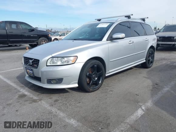 ✅ 2010 Volvo V50 R-Design • VIN: YV1672MJ4A2557403 • Lot: 41407376. Listed on IAAI with 165,004 mi. Free auction sales archive from the USA and detailed vehicle history report at DreamBid. Image 2.