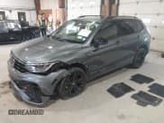 ✅ 2024 Volkswagen Tiguan SE R-Line Black • VIN: 3VV8B7AX9RM124104 • Lot: 42723148. Wystawiony na IAAI z przebiegiem 11 933 mil. Bezpłatny archiwum sprzedaży aukcyjnych z USA i szczegółowy raport historii pojazdu na DreamBid. Zdjęcie 18.