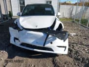 ✅ 2024 Tesla Model Y Long Range • VIN: 7SAYGDEE6RF186297 • Lot: 43597490. Wystawiony na IAAI z przebiegiem Nie podano. Bezpłatny archiwum sprzedaży aukcyjnych z USA i szczegółowy raport historii pojazdu na DreamBid. Zdjęcie 6.