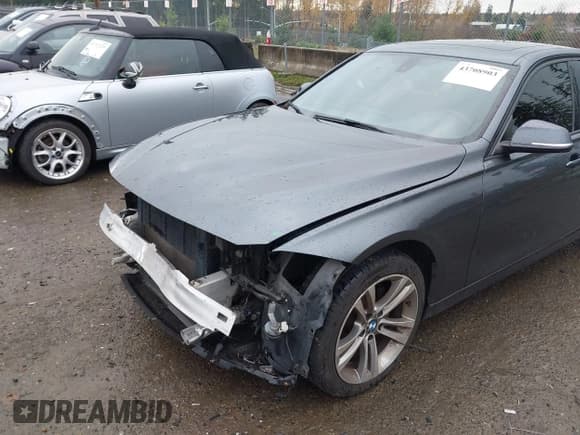 ✅ 2018 BMW 3 Series 330i xDrive • VIN: WBA8D9C53JEB35707 • Лот: 43708903. Опубликован ранее на IAAI с пробегом 87 359 миль. Бесплатный доступ к архиву аукционных продаж из США и подробный отчёт об истории автомобиля на DreamBid. Изображение 6.