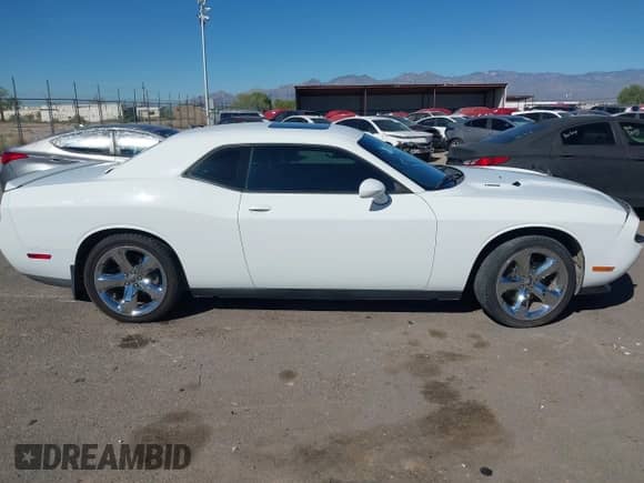 2011 Dodge Challenger R/T z VIN 2B3CJ5DT0BH565702, wystawiony jako IAAI lot #43528357 z przebiegiem 120 653 mil mil oraz . Historia ofert i sprzedaży dostępna na DreamBid. Obrazek 13.