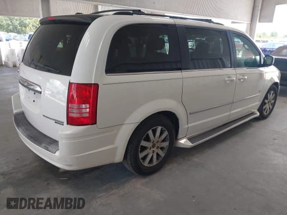 ✅ 2009 Chrysler Town & Country Touring • VIN: 2A8HR54X09R657163 • Lot: 42993866. Wystawiony na IAAI z przebiegiem 117 826 mil. Bezpłatny archiwum sprzedaży aukcyjnych z USA i szczegółowy raport historii pojazdu na DreamBid. Zdjęcie 4.