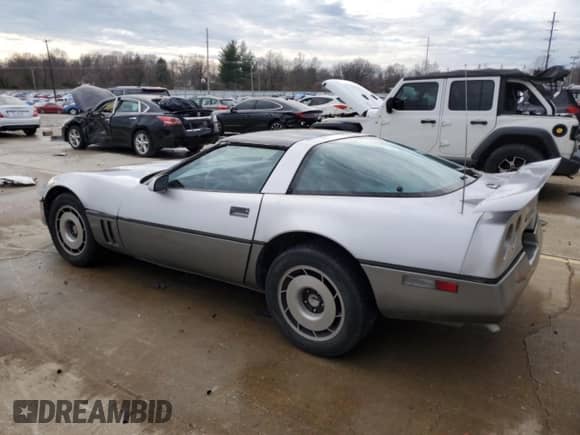 1985 Chevrolet Corvette z VIN 1G1YY0789F5106636, wystawiony jako Copart lot #86161924 z przebiegiem 105 024 mil mil oraz Szkoda całkowita • Salvage title. Historia ofert i sprzedaży dostępna na DreamBid. Obrazek 2.