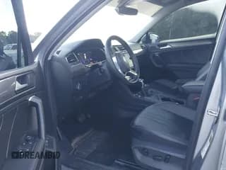 ✅ 2024 Volkswagen Tiguan SE • VIN: 3VV3B7AX9RM083399 • Lot: 43092793. Wystawiony na IAAI z przebiegiem 41 422 mil. Bezpłatny archiwum sprzedaży aukcyjnych z USA i szczegółowy raport historii pojazdu na DreamBid. Zdjęcie 5.