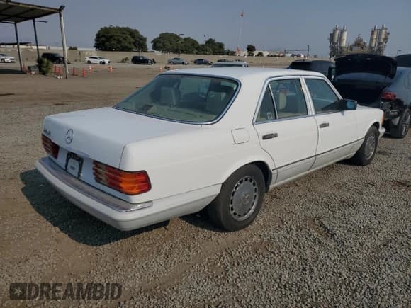 ✅ 1990 Mercedes-Benz 300 SE • VIN: WDBCA24D3LA517177 • Lot: 67455045. Wystawiony na Copart z przebiegiem 135 349 mil. Bezpłatny archiwum sprzedaży aukcyjnych z USA i szczegółowy raport historii pojazdu na DreamBid. Zdjęcie 3.