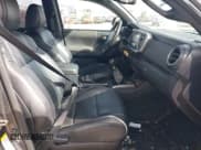 ✅ 2019 Toyota Tacoma SR • VIN: 5TFCZ5AN6KX190875 • Lot: 42776486. Wystawiony na IAAI z przebiegiem 125 725 mil. Bezpłatny archiwum sprzedaży aukcyjnych z USA i szczegółowy raport historii pojazdu na DreamBid. Zdjęcie 5.