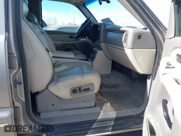 ✅ 2001 Chevrolet Suburban LS • VIN: 3GNFK16T41G147888 • Лот: 41692124. Опубликован ранее на IAAI с пробегом Не указан. Бесплатный доступ к архиву аукционных продаж из США и подробный отчёт об истории автомобиля на DreamBid. Изображение 5.