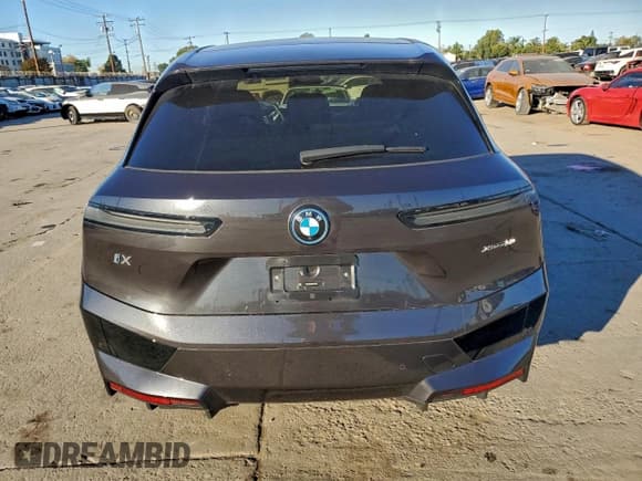 ✅ 2024 BMW iX xDrive50 • VIN: WB523CF04RCN74259 • Lot: 96496275. Wystawiony na Copart z przebiegiem 17 068 mil. Bezpłatny archiwum sprzedaży aukcyjnych z USA i szczegółowy raport historii pojazdu na DreamBid. Zdjęcie 6.