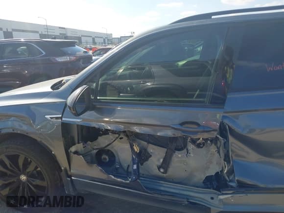 ✅ 2021 Volkswagen Tiguan SE • VIN: 3VV3B7AX5MM007669 • Lot: 43480905. Wystawiony na IAAI z przebiegiem 66 275 mil. Bezpłatny archiwum sprzedaży aukcyjnych z USA i szczegółowy raport historii pojazdu na DreamBid. Zdjęcie 6.