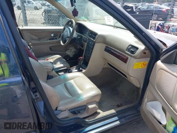 ✅ 2000 Volvo S70 • VIN: YV1LS56D8Y2661218 • Lot: 42422070. Listed on IAAI with 126,985 mi. Free auction sales archive from the USA and detailed vehicle history report at DreamBid. Image 5.