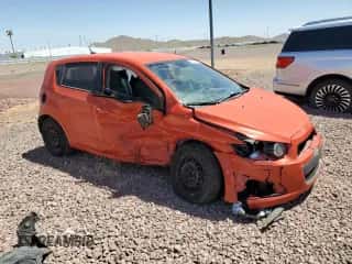 2013 Chevrolet Sonic LS z VIN 1G1JA6SHXD4100489, wystawiony jako Copart lot #53824944 z przebiegiem Nie podano mil oraz Szkoda całkowita • Salvage title. Historia ofert i sprzedaży dostępna na DreamBid. Obrazek 4.
