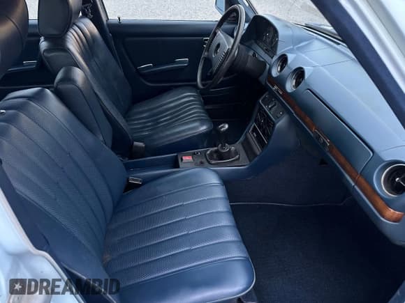 ✅ 1979 Mercedes-Benz 240 • VIN: 12312310098357 • Lot: 78501814. Wystawiony na Copart z przebiegiem 283 252 mil. Bezpłatny archiwum sprzedaży aukcyjnych z USA i szczegółowy raport historii pojazdu na DreamBid. Zdjęcie 5.