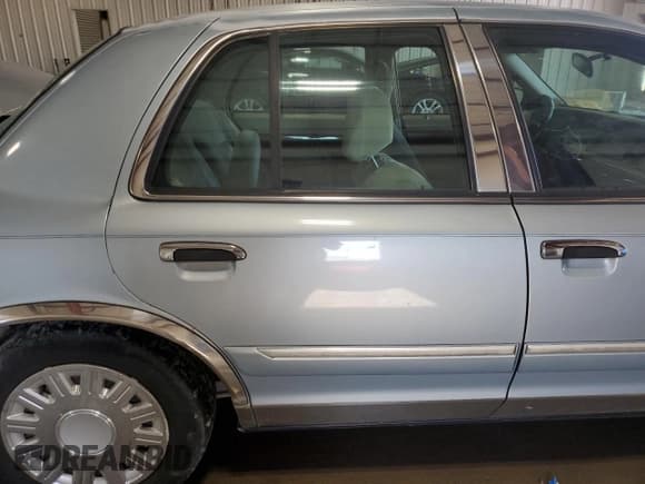 ✅ 2003 Mercury Grand Marquis GS Convenience • VIN: 2MEFM74W93X681897 • Лот: 84870555. Опубликован ранее на Copart с пробегом 165 368 миль. Бесплатный доступ к архиву аукционных продаж из США и подробный отчёт об истории автомобиля на DreamBid. Изображение 10.