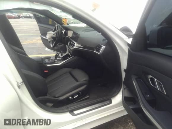 2020 BMW 3 Series 330i xDrive z VIN 3MW5R7J0XL8B23220, wystawiony jako IAAI lot #36889758 z przebiegiem 66 288 mil mil oraz . Historia ofert i sprzedaży dostępna na DreamBid. Obrazek 5.