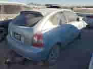 2008 Hyundai Accent GS z VIN KMHCM36C58U065754, wystawiony jako Copart lot #75110174 z przebiegiem 189 492 mil mil oraz Nie do naprawy • Non repairable. Historia ofert i sprzedaży dostępna na DreamBid. Obrazek 3.