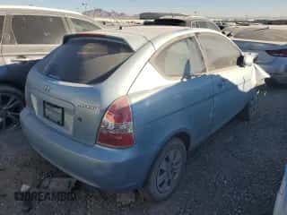 2008 Hyundai Accent GS z VIN KMHCM36C58U065754, wystawiony jako Copart lot #75110174 z przebiegiem 189 492 mil mil oraz Nie do naprawy • Non repairable. Historia ofert i sprzedaży dostępna na DreamBid. Obrazek 3.