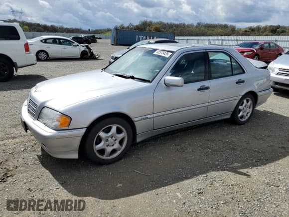 ✅ 2000 Mercedes-Benz C 230/260/280/320 • VIN: WDBHA29G3YA859826 • Lot: 48573425. Wystawiony na Copart z przebiegiem 158 093 mil. Bezpłatny archiwum sprzedaży aukcyjnych z USA i szczegółowy raport historii pojazdu na DreamBid. Zdjęcie 1.