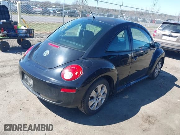 ✅ 2010 Volkswagen Beetle • VIN: 3VWPW3AGXAM000609 • Лот: 41859688. Опубликован ранее на IAAI с пробегом 178 924 миль. Бесплатный доступ к архиву аукционных продаж из США и подробный отчёт об истории автомобиля на DreamBid. Изображение 4.