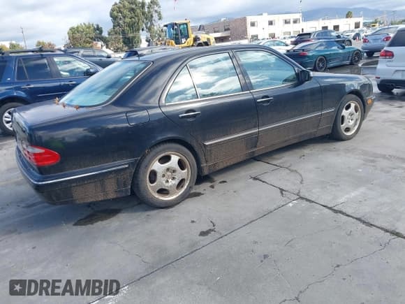 ✅ 2000 Mercedes-Benz E 320 • VIN: WDBJF70J4YB130785 • Lot: 43699751. Listed on IAAI with 154,417 mi. Free auction sales archive from the USA and detailed vehicle history report at DreamBid. Image 4.