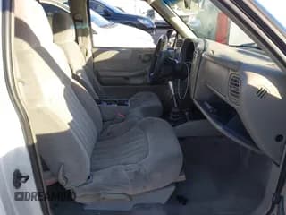 ✅ 2001 Chevrolet S-10 LS • VIN: 1GCCS195X1K143328 • Лот: 41420982. Опубликован ранее на IAAI с пробегом 282 852 миль. Бесплатный доступ к архиву аукционных продаж из США и подробный отчёт об истории автомобиля на DreamBid. Изображение 5.