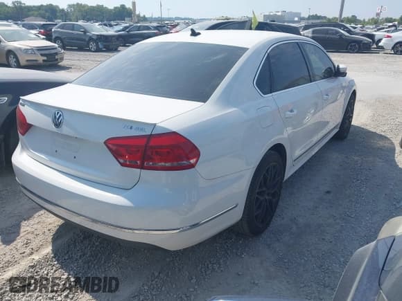 ✅ 2014 Volkswagen Passat SEL Premium • VIN: 1VWCN7A31EC029932 • Lot: 43184963. Wystawiony na IAAI z przebiegiem 117 251 mil. Bezpłatny archiwum sprzedaży aukcyjnych z USA i szczegółowy raport historii pojazdu na DreamBid. Zdjęcie 4.