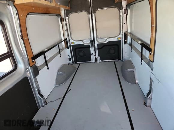 ✅ 2021 Ford Transit • VIN: 1FTBR2XG1MKA11824 • Lot: 86819015. Wystawiony na Copart z przebiegiem 7 862 mil. Bezpłatny archiwum sprzedaży aukcyjnych z USA i szczegółowy raport historii pojazdu na DreamBid. Zdjęcie 10.