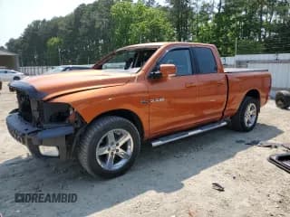 ✅ 2010 Dodge 1500 ST • VIN: 1D7RV1GT4AS188225 • Lot: 59189165. Wystawiony na Copart z przebiegiem 143 917 mil. Bezpłatny archiwum sprzedaży aukcyjnych z USA i szczegółowy raport historii pojazdu na DreamBid. Zdjęcie 1.