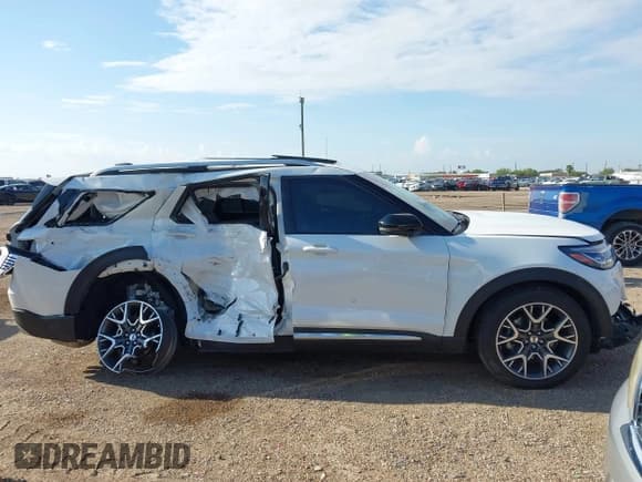 ✅ 2025 Ford Explorer Platinum • VIN: 1FMWK8HC4SGC15890 • Lot: 43241650. Listed on IAAI with 4,440 mi. Free auction sales archive from the USA and detailed vehicle history report at DreamBid. Image 14.