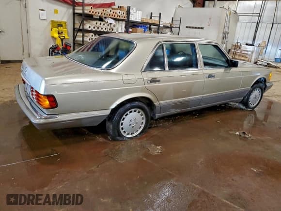 ✅ 1986 Mercedes-Benz 420 SEL • VIN: WDBCA35D2GA246302 • Lot: 87239744. Wystawiony na Copart z przebiegiem 101 975 mil. Bezpłatny archiwum sprzedaży aukcyjnych z USA i szczegółowy raport historii pojazdu na DreamBid. Zdjęcie 3.