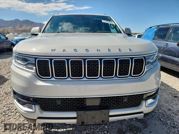 ✅ 2022 Jeep Wagoneer Series II • VIN: 1C4SJVBT4NS166625 • Lot: 83989655. Wystawiony na Copart z przebiegiem 31 653 mil. Bezpłatny archiwum sprzedaży aukcyjnych z USA i szczegółowy raport historii pojazdu na DreamBid. Zdjęcie 5.