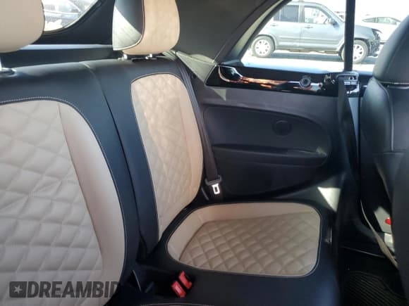 ✅ 2019 Volkswagen Beetle S • VIN: 3VW5DAAT6KM501111 • Lot: 82168365. Wystawiony na Copart z przebiegiem 21 361 mil. Bezpłatny archiwum sprzedaży aukcyjnych z USA i szczegółowy raport historii pojazdu na DreamBid. Zdjęcie 10.