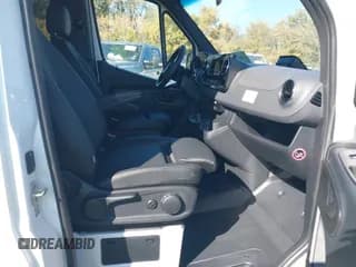 ✅ 2025 Mercedes-Benz Sprinter Passenger • VIN: W1Z4KFHY3SP761664 • Lot: 43704242. Wystawiony na IAAI z przebiegiem 6 409 mil. Bezpłatny archiwum sprzedaży aukcyjnych z USA i szczegółowy raport historii pojazdu na DreamBid. Zdjęcie 5.