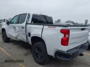 ✅ 2023 Chevrolet Silverado 1500 Custom Trail Boss • VIN: 3GCPDCEK7PG279547 • Lot: 41872652. Wystawiony na IAAI z przebiegiem 17 677 mil. Bezpłatny archiwum sprzedaży aukcyjnych z USA i szczegółowy raport historii pojazdu na DreamBid. Zdjęcie 6.