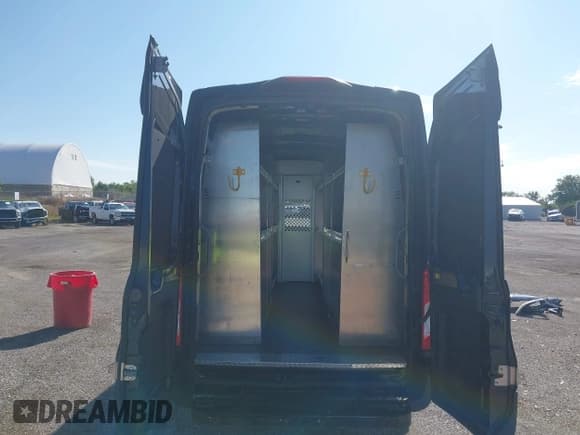 ✅ 2022 Ford Transit Cargo • VIN: 1FTBR3XG2NKA41146 • Lot: 43052815. Wystawiony na IAAI z przebiegiem 118 192 mil. Bezpłatny archiwum sprzedaży aukcyjnych z USA i szczegółowy raport historii pojazdu na DreamBid. Zdjęcie 13.